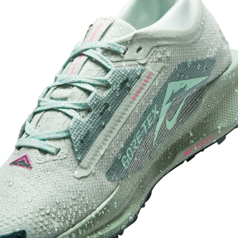 Men’s React Pegasus Trail 5 GORE-TEX (013 - Light Silver/Seaweed/Clay Green)