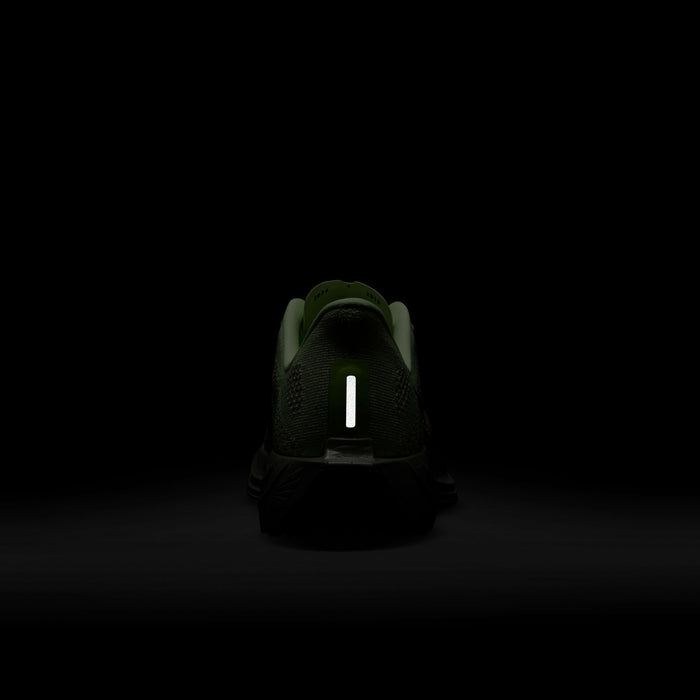 Women’s Pegasus Plus (700 - Barely Volt/Armory Navy-Sesame)