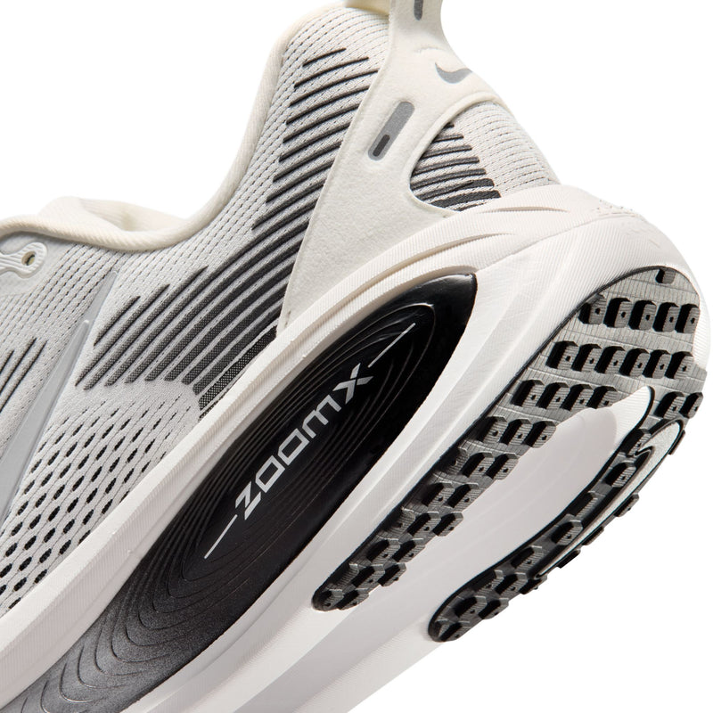 Men's Vomero 18 (100 - Summit White/Metallic Silver-Black)