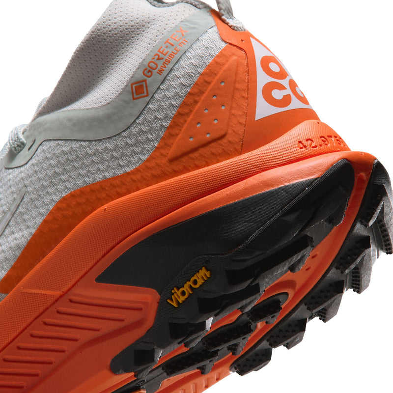 Men’s ACG Zegama Trail GORE-TEX (001 - Light Silver/Summit White-Safety Orange)