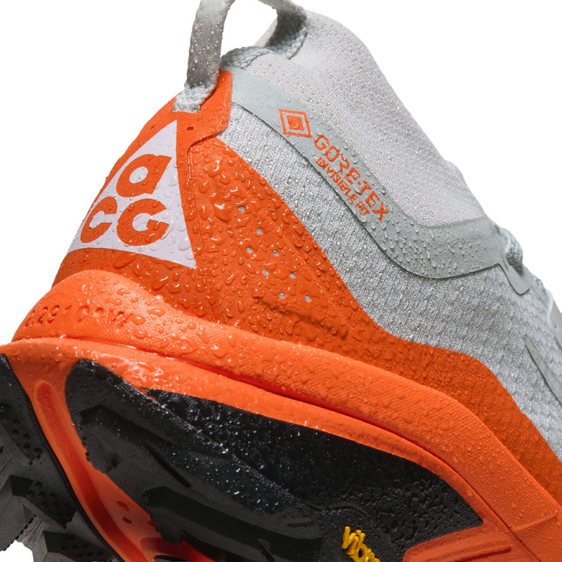 Men’s ACG Zegama Trail GORE-TEX (001 - Light Silver/Summit White-Safety Orange)