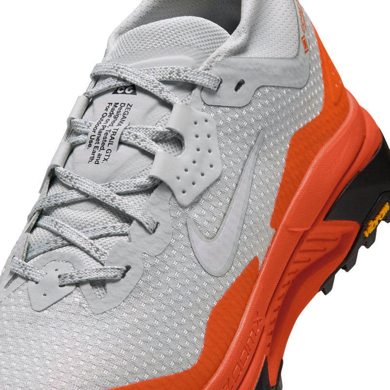 Women’s ACG Zegama Trail GORE-TEX (002 - Light Silver/Summit White-Safety Orange)