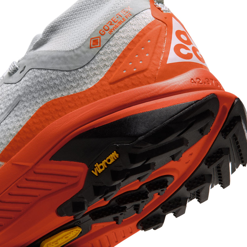 Women’s ACG Zegama Trail GORE-TEX (002 - Light Silver/Summit White-Safety Orange)