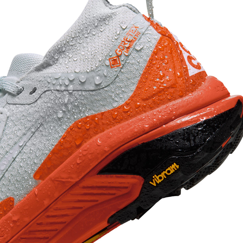 Women’s ACG Zegama Trail GORE-TEX (002 - Light Silver/Summit White-Safety Orange)