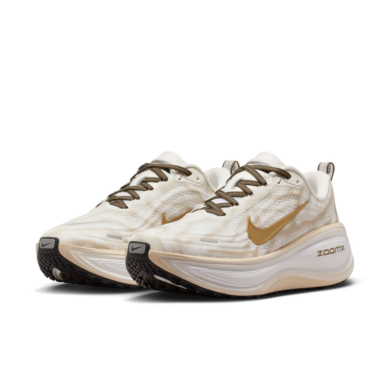 Women's Vomero Plus (121 - Summit White/Metallic Gold-Dark Hazel)