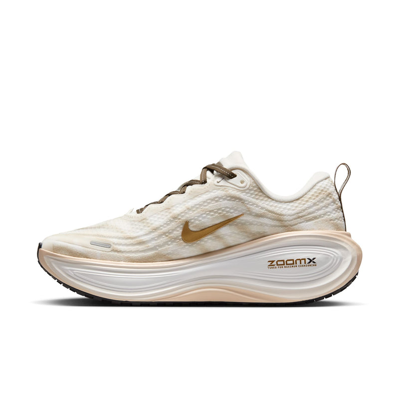 Women's Vomero Plus (121 - Summit White/Metallic Gold-Dark Hazel)