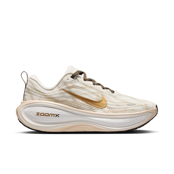 Women's Vomero Plus (121 - Summit White/Metallic Gold-Dark Hazel