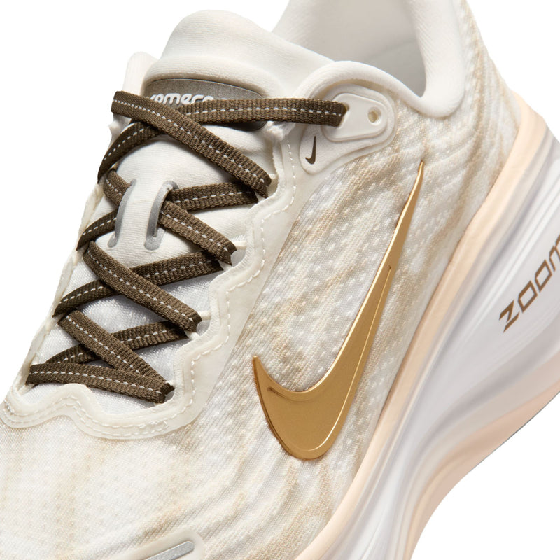 Women's Vomero Plus (121 - Summit White/Metallic Gold-Dark Hazel)