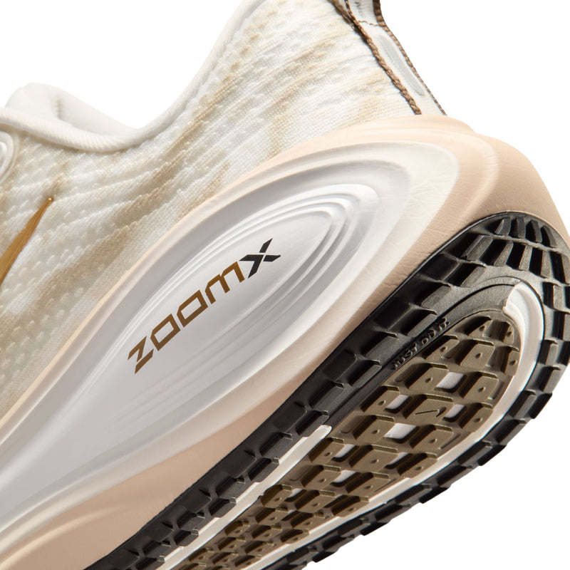 Women's Vomero Plus (121 - Summit White/Metallic Gold-Dark Hazel)