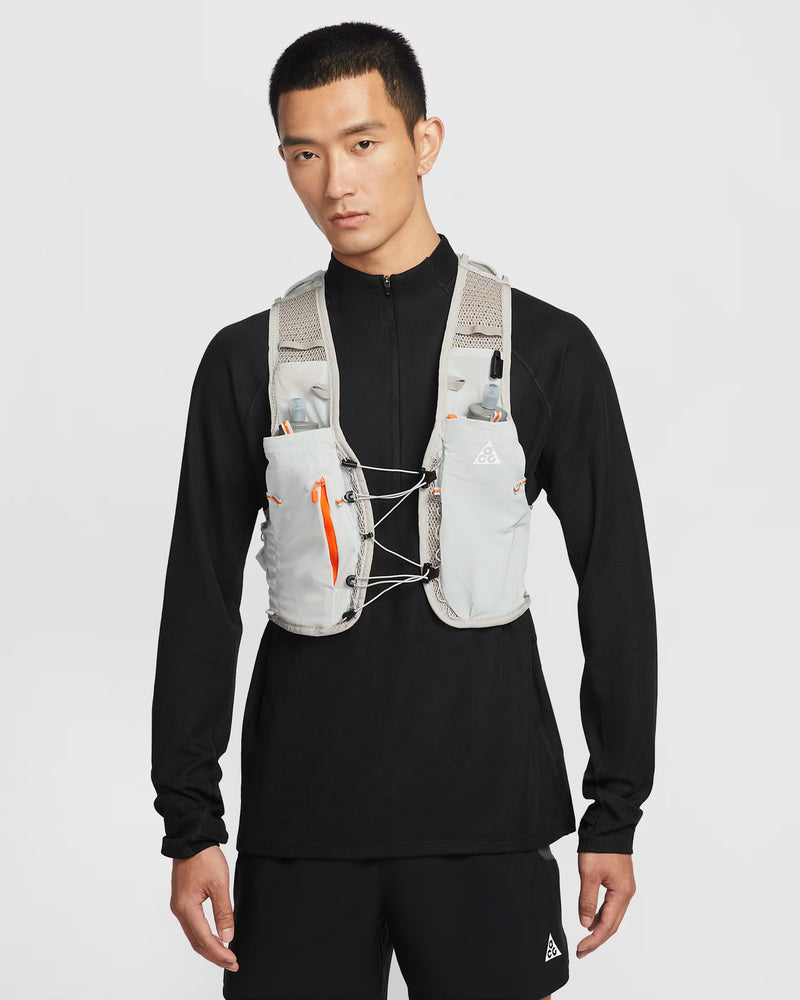 Unisex Nike ACG GOAT Pack Vest (5L) (039 - Grey Fog/Safety Orange/Summit White)